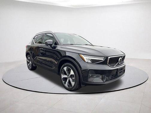 2025 Volvo XC40 B5 Plus Bright Theme