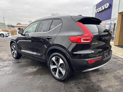 2025 Volvo XC40 B5 Plus Bright Theme
