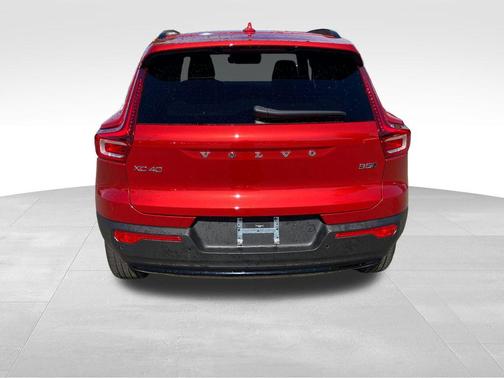 Fusion Red Metallic 2025 Volvo XC40 B5 Ultra Dark Theme