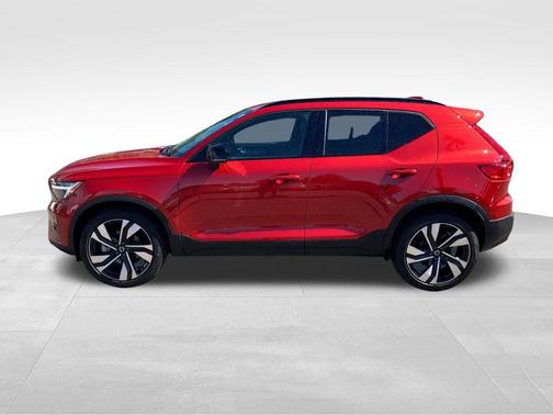 Fusion Red Metallic 2025 Volvo XC40 B5 Ultra Dark Theme