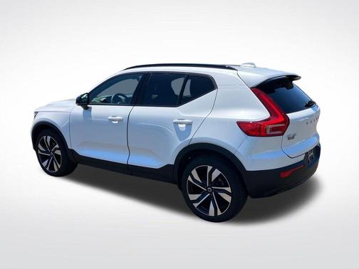 Crystal White Metallic 2023 Volvo XC40 B5 Plus Dark Theme