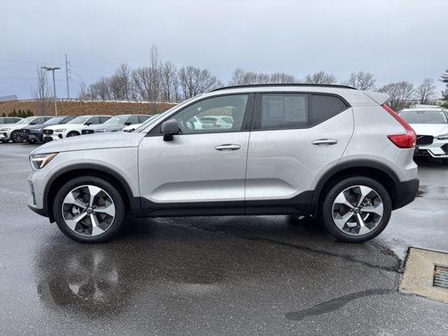 2025 Volvo XC40 B5 Plus Dark Theme