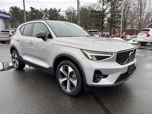 2025 Volvo XC40 B5 Plus Dark Theme