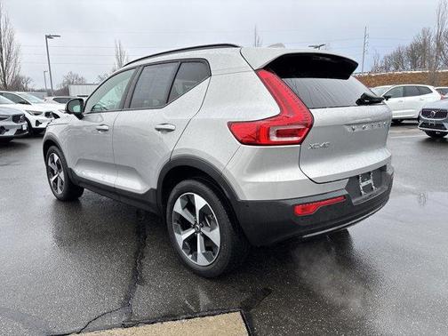 2025 Volvo XC40 B5 Plus Dark Theme
