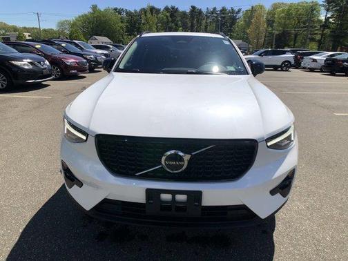 2024 Volvo XC40 B5 Plus Dark Theme
