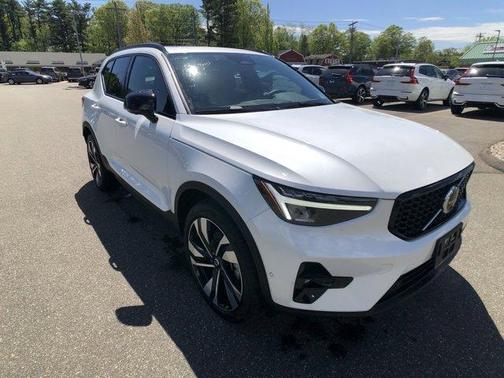 2024 Volvo XC40 B5 Plus Dark Theme