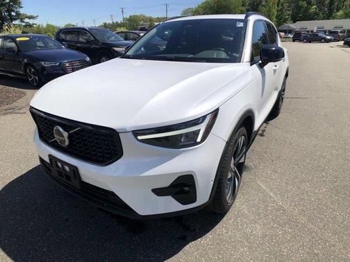 2024 Volvo XC40 B5 Plus Dark Theme
