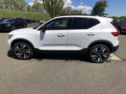 2024 Volvo XC40 B5 Plus Dark Theme