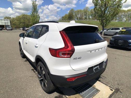 2024 Volvo XC40 B5 Plus Dark Theme