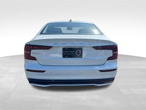 Crystal White Metallic 2024 Volvo S60 Recharge Plug-In Hybrid T8 Plus Dark Theme