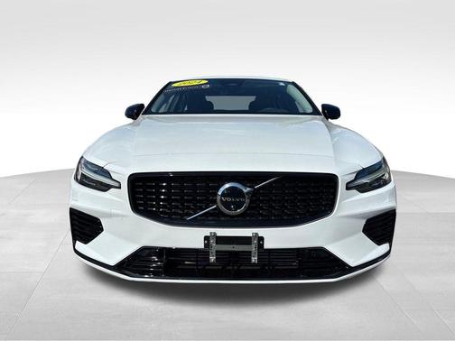 Crystal White Metallic 2024 Volvo S60 Recharge Plug-In Hybrid T8 Plus Dark Theme