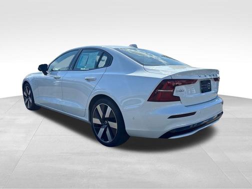 Crystal White Metallic 2024 Volvo S60 Recharge Plug-In Hybrid T8 Plus Dark Theme