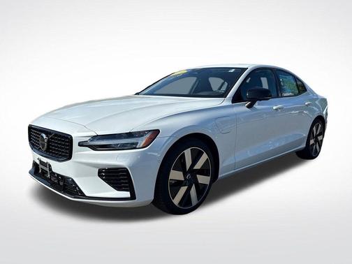 Crystal White Metallic 2024 Volvo S60 Recharge Plug-In Hybrid T8 Plus Dark Theme