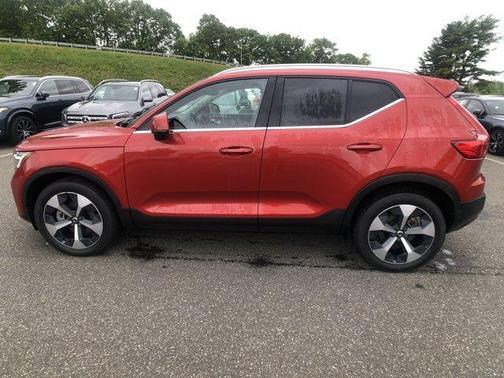 2023 Volvo XC40 B5 Plus Bright Theme