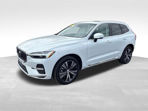 Crystal White Metallic 2023 Volvo XC60 Recharge Plug-In Hybrid T8 Plus Bright Theme