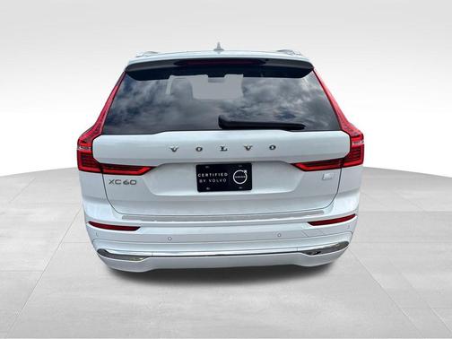 Crystal White Metallic 2023 Volvo XC60 Recharge Plug-In Hybrid T8 Plus Bright Theme