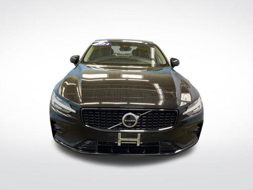 Onyx Black Metallic 2024 Volvo S60 B5 Plus Dark Theme