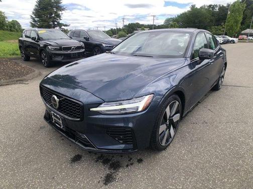 2024 Volvo S60 Recharge Plug-In Hybrid T8 Ultimate Dark Theme