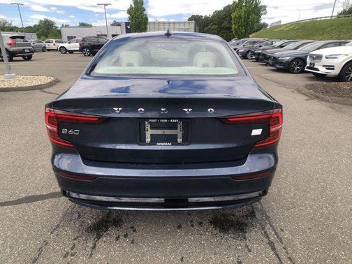 2024 Volvo S60 Recharge Plug-In Hybrid T8 Ultimate Dark Theme