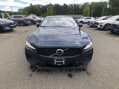 2024 Volvo S60 Recharge Plug-In Hybrid T8 Ultimate Dark Theme