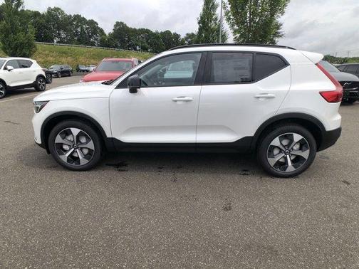 2026 Volvo XC40 PLUS