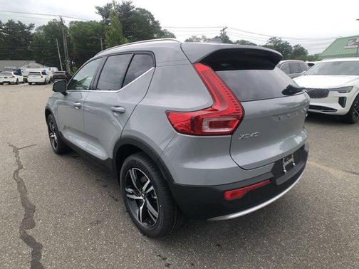 2025 Volvo XC40 B5 Core Bright Theme