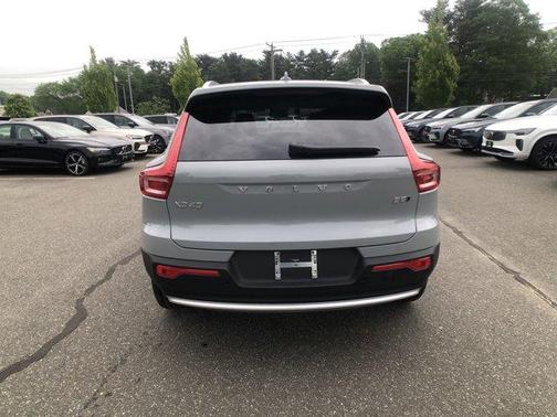 2025 Volvo XC40 B5 Core Bright Theme
