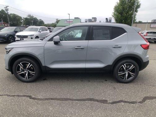 2025 Volvo XC40 B5 Core Bright Theme