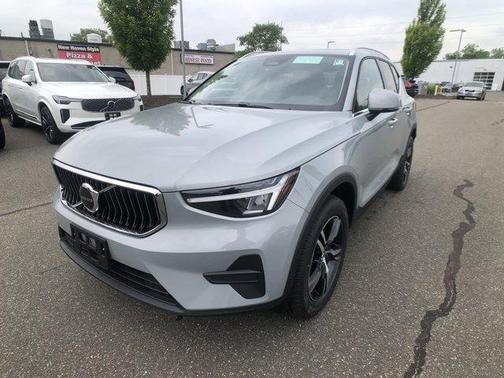 2025 Volvo XC40 B5 Core Bright Theme