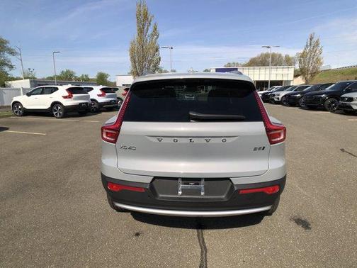 2025 Volvo XC40 B5 Ultra Bright Theme