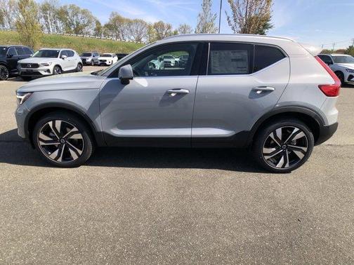 2025 Volvo XC40 B5 Ultra Bright Theme