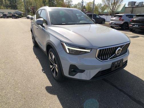 2025 Volvo XC40 B5 Ultra Bright Theme