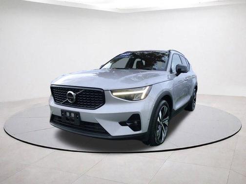 2025 Volvo XC40 B5 Plus Dark Theme