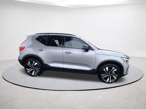 2025 Volvo XC40 B5 Plus Dark Theme