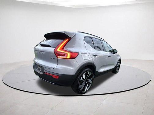 2025 Volvo XC40 B5 Plus Dark Theme