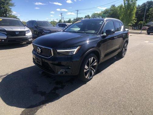 2023 Volvo XC40 B5 Plus Bright Theme
