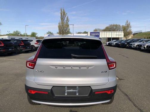 2025 Volvo XC40 B5 Ultra Bright Theme