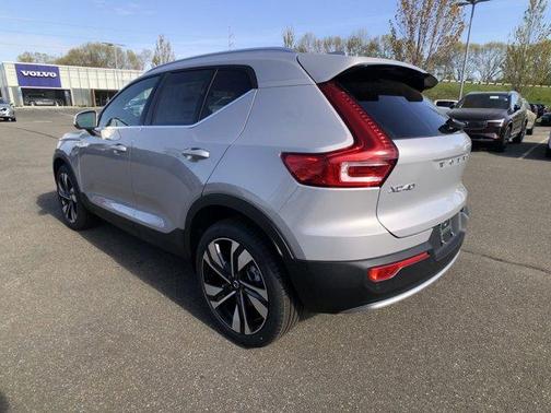 2025 Volvo XC40 B5 Ultra Bright Theme
