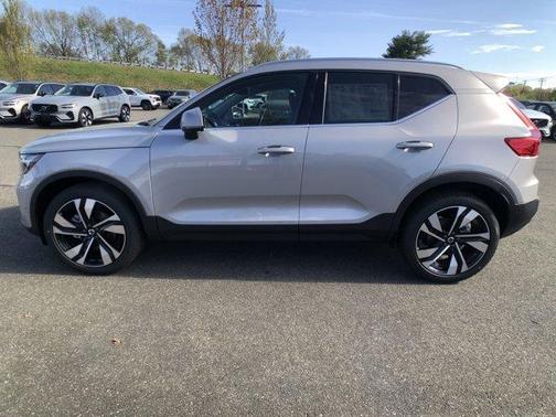 2025 Volvo XC40 B5 Ultra Bright Theme