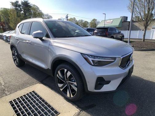 2025 Volvo XC40 B5 Ultra Bright Theme