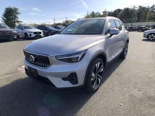 2025 Volvo XC40 B5 Ultra Bright Theme