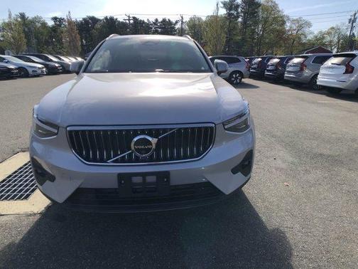 2025 Volvo XC40 B5 Ultra Bright Theme