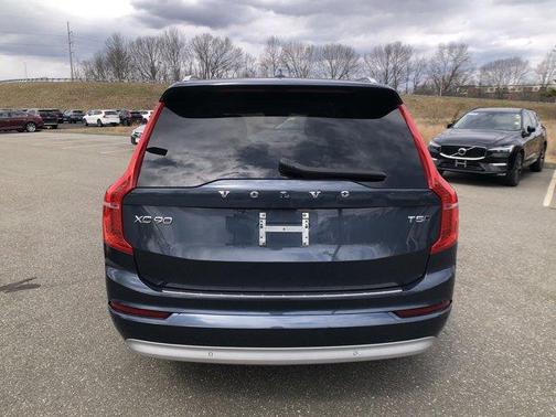 2022 Volvo XC90 T5 Momentum 7 Passenger