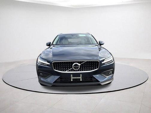 2026 Volvo V60 Cross Country B5 Plus