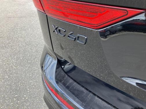 Onyx Black Metallic 2024 Volvo XC60 B5 Ultimate Black Edition