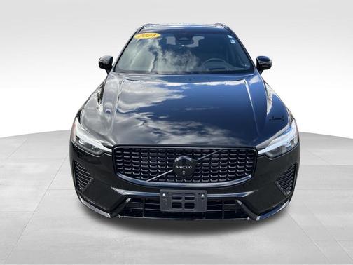 Onyx Black Metallic 2024 Volvo XC60 B5 Ultimate Black Edition