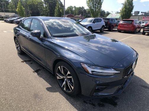 2024 Volvo S60 B5 Core Dark Theme
