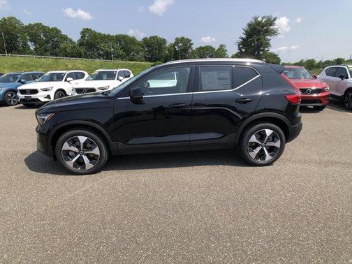 2025 Volvo XC40 B5 Plus Bright Theme