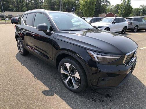 2025 Volvo XC40 B5 Plus Bright Theme