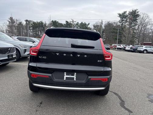 2025 Volvo XC40 B5 Plus Bright Theme